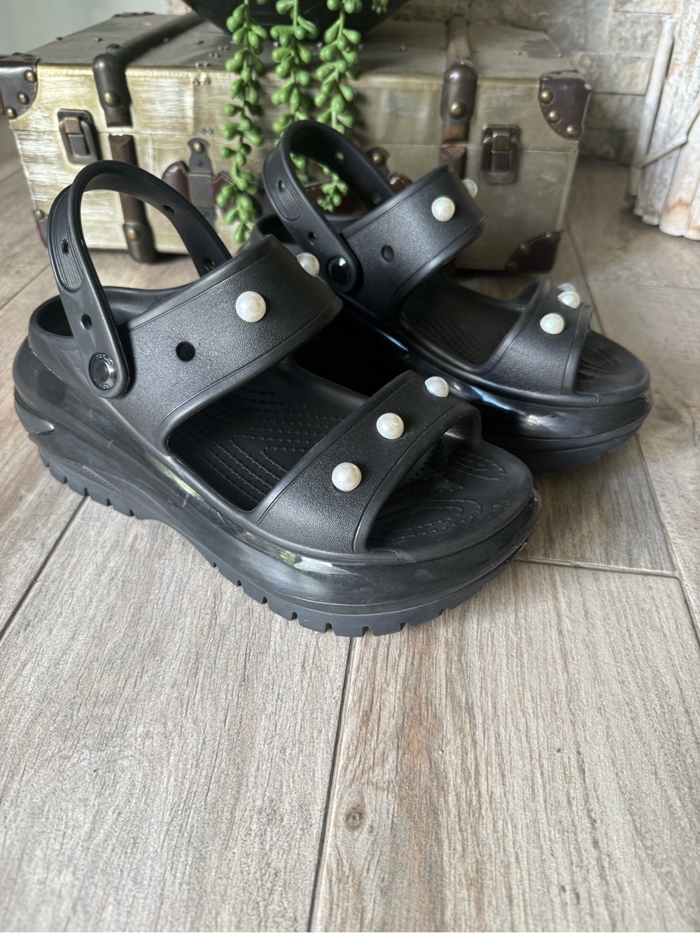 Crocs Classic Mega Crush Sandal with Jibbitz Size 8 Women